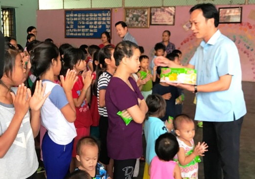 Phó Chủ tịch UBND tỉnh Lại Xuân Lâm thăm và tặng quà cho trẻ em tại các cơ sở Bảo trợ xã hội